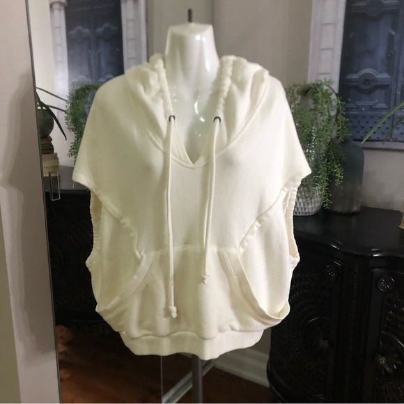 Akemi kin sleeveless off white hoodie front infinity pockets. Size small - Picture 7 of 7
